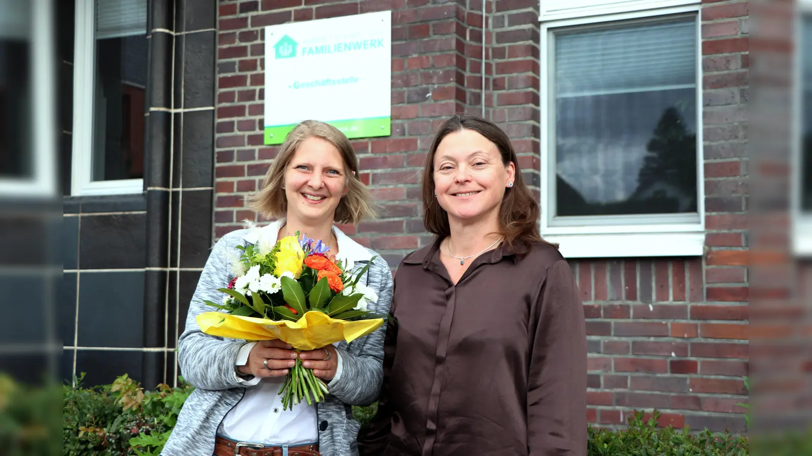 Blumen zur Begrüßung: Der Vorstand, Astrid Walter (rechts) überreicht der neuen Mitarbeiterin einen Blumenstrauß und wünscht auch im Namen der Belegschaft einen guten Einstieg.  (Foto: privat)